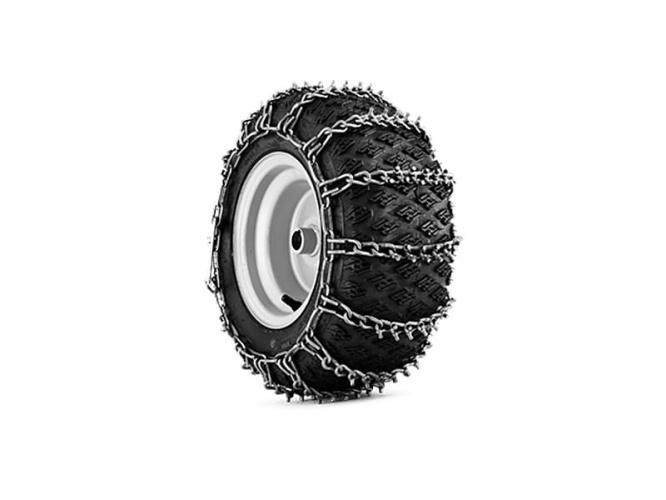 Łańcuchy śniegowe 20x10-8 z kolcami do traktorów Husqvarna, zamontowane na oponie z białą felgą. Czarne kolce na metalowych linkach tworzą wyraźny wzór. Idealne do trudnych warunków zimowych.