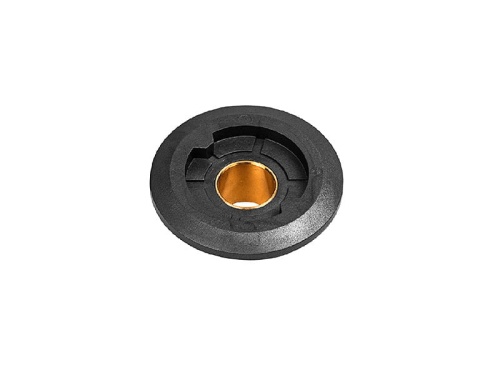 Ślimak pompy oleju do pilarki Husqvarna T425, czarne tworzywo z mosiężnym rdzeniem. Okrągły kształt z wycięciami, leży na płaskiej powierzchni, bez dodatkowych elementów.