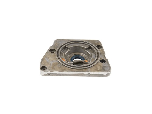 Pompa oleju do pilarki Husqvarna 61/268/272XP w kolorze metalicznym, w widoku z boku. Element prostokątny z okrągłym otworem w centralnej części, zawiera metalowe mocowanie. Widoczne oznaczenia i detale konstrukcyjne, umieszczona na jednolitym tle.