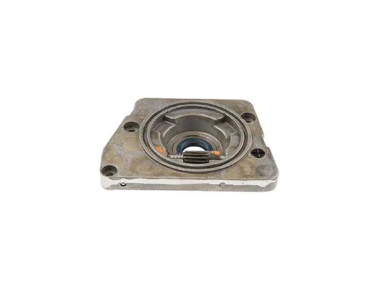 Pompa oleju do pilarki Husqvarna 61/268/272XP w kolorze metalicznym, w widoku z boku. Element prostokątny z okrągłym otworem w centralnej części, zawiera metalowe mocowanie. Widoczne oznaczenia i detale konstrukcyjne, umieszczona na jednolitym tle.