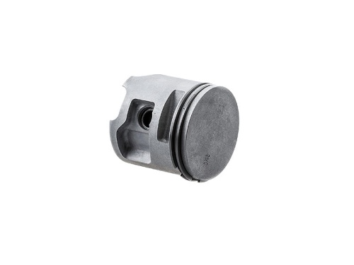 Tłok kompletny do pilarki Husqvarna 576XP/XPG, metalowy, o okrągłej, gładkiej powierzchni. Zbocze z kanałami, widoczna szczelina na pierścień. Ujęcie z boku, produkt leżący. Brak wyraźnych napisów i logo.