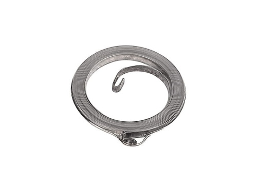 Sprężyna rozrusznika dmuchawy Husqvarna 530BT/wykaszarki 525RXT, metaliczna, w kształcie spiralnym z widocznym zaczepem. Ujęcie z góry, produkt leży płasko na białym tle. Dobrze widoczne detale podkreślające konstrukcję sprężyny.