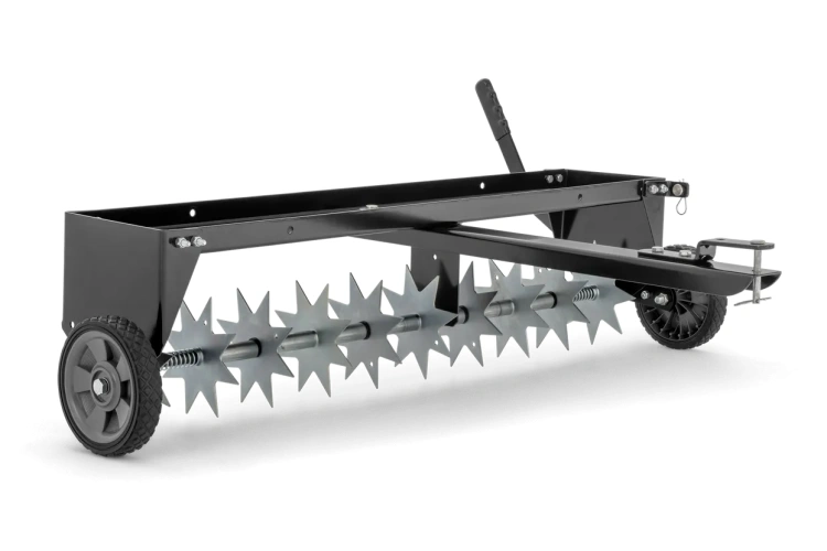 Aerator kolcowy Husqvarna w kolorze czarnym z metalowymi kolcami, stojący na dwóch kołach. Widoczny prostokątny korpus z uchwytem, umożliwiający łatwe manewrowanie. Zbliżenie na kolce w opcji ułożonej do użytkowania.