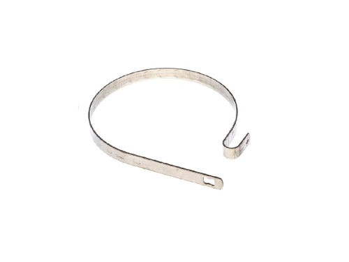 Taśma hamulca pilarki Husqvarna 543 XP/XPG, metalowa, w kolorze srebrnym, w kształcie sprężynki z dodatkowym zaczepem. Widoczna w pozycji leżącej, z zakończeniem do montażu. Produkt na jednolitym tle, bez dodatkowych elementów.