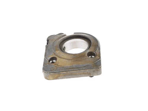 Pompa oleju do pilarki Husqvarna 395 XP/XPG/394 XP w kolorze metalicznym, z okrągłym otworem w centralnej części. Widok z boku, stojąca na płaskiej powierzchni, z widocznymi dwoma otworami na mocowanie. Brak dodatkowych detali lub napisów.