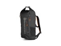 Plecak Xplorer 30L Husqvarna w kolorze czarnym z pomarańczowymi detalami, wykonany z trwałego materiału, stojący na płaskiej powierzchni. Zamek górny, boczna kieszeń z zamkiem, logo Husqvarna widoczne z przodu.