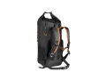 Plecak Xplorer 30L Husqvarna czarny z pomarańczowymi akcentami, ergonomicznymi plecami, regulowanymi szelkami, bocznymi kieszeniami i matową teksturą materiału. Logo na boku.