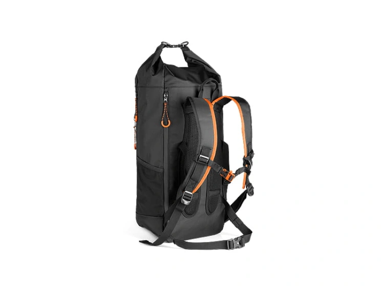 Plecak Xplorer 30L Husqvarna czarny z pomarańczowymi akcentami, ergonomicznymi plecami, regulowanymi szelkami, bocznymi kieszeniami i matową teksturą materiału. Logo na boku.