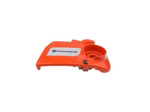 Zespół hamulca/pokrywa sprzęgła pilarki Husqvarna 236e/240e/120e Mark II w pomarańczowym kolorze, z logo i okrągłym otworem, na białym tle, widoczny z mocowaniami i przezroczystą centralną częścią.