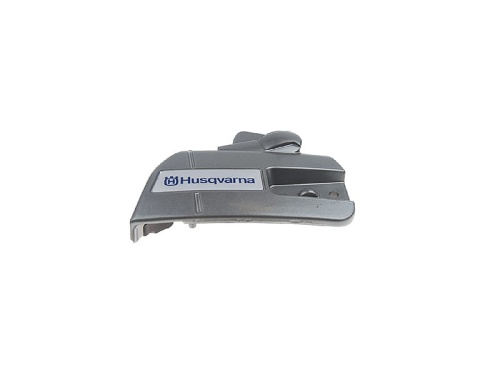 Metaliczny zespół hamulca i pokrywa sprzęgła pilarki Husqvarna 346 XP, prostokątne z logo. Zdjęcie na białym tle pokazuje detale włączników, mocowania oraz gładką, precyzyjną fakturę.