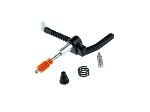 Pompa oleju do pilarki Husqvarna 130/135 Mark II w kolorze czarnym z metalowym uchwytem i pomarańczowym końcówką. W zestawie widoczna sprężyna i dwa elementy mocujące. Produkt leży na białym tle, ukazując wszystkie detale i akcesoria.