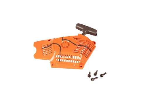 Rozrusznik pilarki Husqvarna 545 Mark II/550XP Mark II w kolorze pomarańczowym z czarną rączką, widoczny z boku. W komplecie cztery śruby montażowe. Produkt ma teksturowaną powierzchnię z otworami wentylacyjnymi dla lepszej wentylacji silnika.