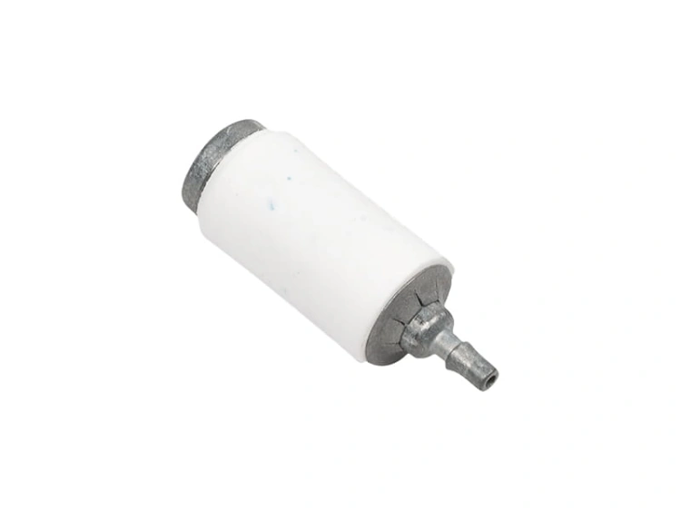 Filtr paliwa do dmuchawy Husqvarna 125B/GBV325 w formie cylindrycznej, z białym korpusem i metalowymi końcówkami. Ujęcie z boku, leżący na jednolitym tle. Widoczny otwór na wylot paliwa oraz wyraźne detale mocowań.