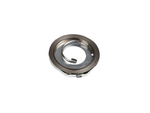 Metalowa sprężyna rozrusznika pilarki Husqvarna T435/439, okrągła z centralnym otworem, teksturowana krawędź i widoczne wiry, na białym tle.