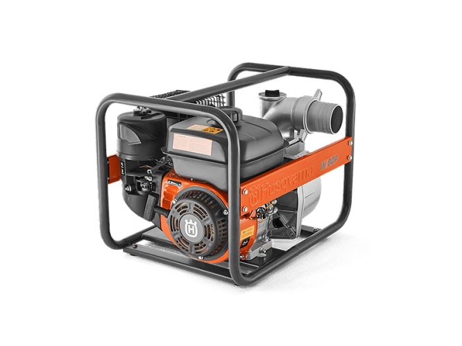 Pompa wodna W80P Husqvarna w metalowej ramie, z silnikiem w kolorze czarnym oraz pomarańczowymi detalami. Ujęcie z boku, produkt stoi na płaskiej powierzchni. Widoczny wlot i wylot wody, z czytelnym logo Husqvarna na obudowie.