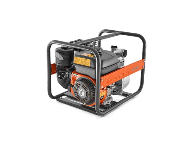 Pompa wodna W50P Husqvarna w metalowej, prostokątnej obudowie z czarnym silnikiem i pompowaną jednostką. Widok frontalny, stojąca. Wyróżniająca się pomarańczowa rura i czytelna etykieta z instrukcją obsługi. Na jednolitym tle.