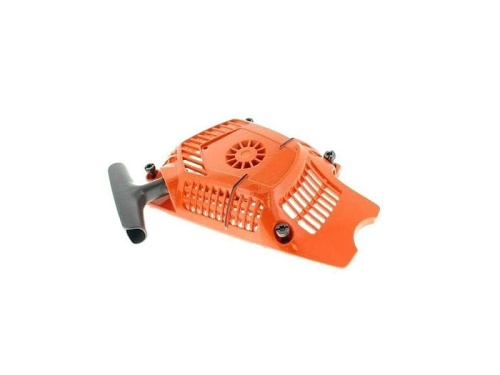 Rozrusznik kompletny do pilarki Husqvarna 545/550XP/XPG w kolorze pomarańczowym, z czarnym uchwytem. Ujęcie z boku, w pozycji leżącej. Widoczne wentylacyjne otwory, cylindryczny kształt oraz detale mocowania. Tło neutralne, jednolite.