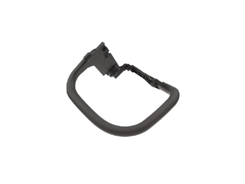 Przedni uchwyt pilarki Husqvarna 460/455e/461 w kolorze czarnym, wykonany z tworzywa sztucznego. Produkt przedstawiony w ujęciu frontalnym, z widoczną konstrukcją i mocowaniem do pilarki. Brak dodatkowych dekoracji lub napisów.