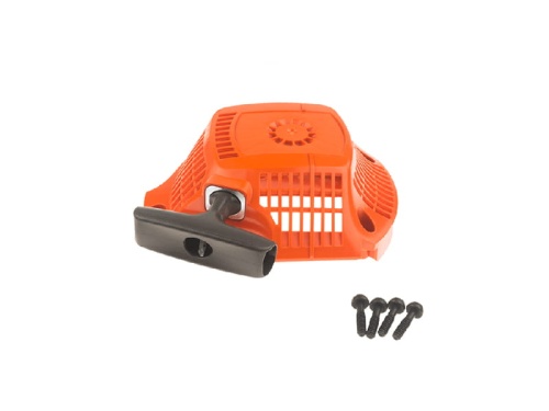 Rozrusznik kompletny do pilarki Husqvarna 435/440e/435e w kolorze pomarańczowym. Ujęcie frontalne, produkt leży na białym tle. Widoczne otwory wentylacyjne i rękojeść, obok cztery śruby mocujące. Bez dodatkowych dekoracji.