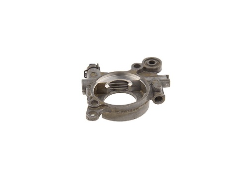 Metalowa pompa oleju do pilarek Husqvarna 576XP/362/575XP, srebrna, matowa, z okrągłym otworem i niskim profilem. Widok z boku, widoczny mechanizm sprężynowy oraz detale mocowań i wycięć.