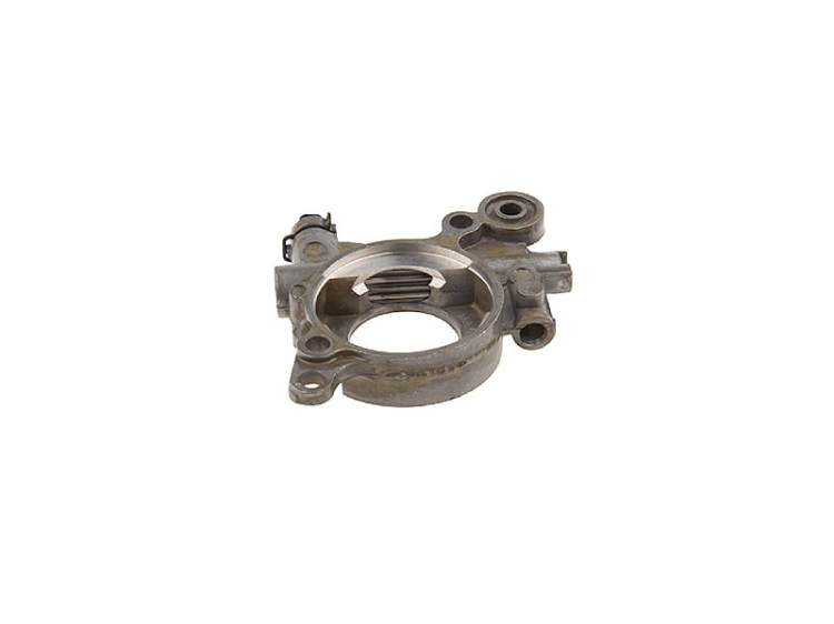 Metalowa pompa oleju do pilarek Husqvarna 576XP/362/575XP, srebrna, matowa, z okrągłym otworem i niskim profilem. Widok z boku, widoczny mechanizm sprężynowy oraz detale mocowań i wycięć.