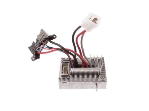 Jednostka sterująca pilarki Husqvarna 330i/535iXP/436Li w kolorze metalicznym z wyjściem na przewody. Ujęcie z przodu, ukazujące złącza i układ chłodzenia. Widoczne trzy przewody elektryczne: czerwony, czarny i niebieski, podłączone do modułu.