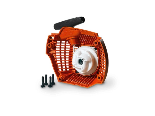 Rozrusznik kompletny do pilarki Husqvarna 435/435 II/440 II/435e, w kolorze pomarańczowym, widok z boku. Zawiera białą tarczę rozrusznika oraz kilka czarnych śrubek montażowych. Wykonany z tworzywa sztucznego, z uchwytem do uruchamiania.