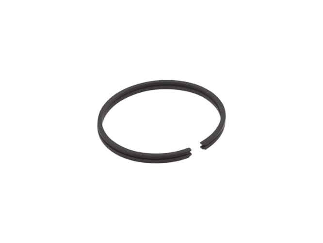 Pierścień tłoka do kosy 128R, czarny, okrągły kształt, wykonany z materiału gumowego. Widok frontalny, leżący na białym tle. Brak dodatkowych zdobień czy napisów. Produkt ma istotne znaczenie w mechanice kosy.