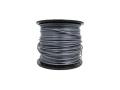 Linka tnąca o grubości 3,0 mm, nawinięta na czarną szpulę, widoczna z boku. W kolorze szarym, z gładką teksturą i równym nawinięciem. Całkowita długość to 195 m, przeznaczona do urządzeń ogrodowych. Spójne tło białe.