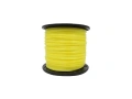 Linka tnąca o przekroju gwiazdki w kolorze żółtym, z nawinięta na czarny wałek. Ujęcie pokazuje produkt w pozycji stojącej, z wyraźnym widokiem na gładką, okrągłą powierzchnię. Długość linki wynosi 195 m, a grubość 3,3 mm.