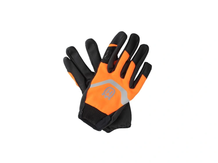 Pomarańczowe rękawice Husqvarna Functional Light Non-slip z czarnymi detalami, logo i odblaskowym paskiem. Widok frontalny, leżące, pięciopalcowe z teksturowaną powierzchnią dla lepszej przyczepności.
