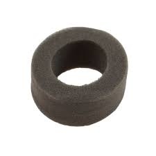 Filtr powietrza do wykaszarki Husqvarna 132R, okrągły, w kolorze czarnym. Zestawienie z otworem w centrum, gładka faktura. Widok z przodu, leżący na jednolitym tle. Element zamienny, przeznaczony do efektywnego oczyszczania powietrza.