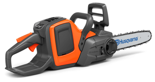 Pilarka akumulatorowa Husqvarna 225i, pomarańczowo-szara, leżąca z widoczną prowadnicą, łańcuchem i przyciskiem uruchamiania na uchwycie. Logo Husqvarna na prowadnicy. Brak akcesoriów.