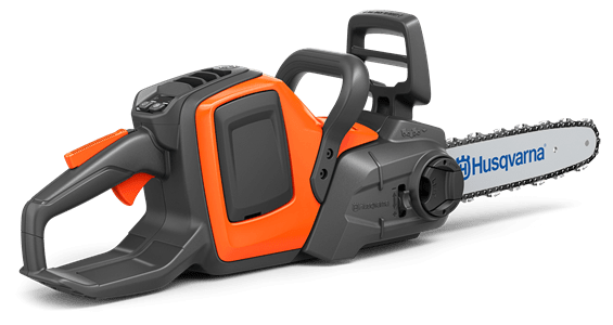 Pilarka akumulatorowa Husqvarna 225i, pomarańczowo-szara, leżąca z widoczną prowadnicą, łańcuchem i przyciskiem uruchamiania na uchwycie. Logo Husqvarna na prowadnicy. Brak akcesoriów.