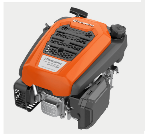 Silnik HS 166A w kolorze pomarańczowym z czarnymi detalami, zamontowany w pozycji leżącej. Widoczne logo Husqvarna oraz techniczne oznaczenia. Zbliżenie na wlot powietrza i elementy silnika, bez tła, na jednolitym białym tle.
