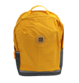 Żółty plecak dziecięcy Husqvarna z szarym dołem, prostokątny, z rączką, regulowanymi paskami, zamkiem u góry, bocznymi kieszeniami i heksagonalnym logo z przodu.