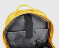 Plecak dziecięcy Husqvarna w intensywnym żółtym kolorze, otwarty z widoczną wyściółką w ciemnym odcieniu. Wewnątrz przegroda na laptopa oraz uchwyt mocujący. Widoczny także pasek do zamocowania dodatkowych akcesoriów.