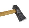 Siekieromłot kuty 3 kg z drewnianym, jasnym jesionowym styliskiem. Głowica metalowa z widocznymi śladami kutia, o prostokątnych zaokrąglonych końcach, leżący bokiem.