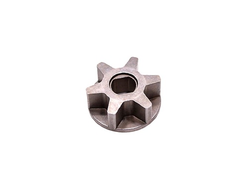 Koło zębate do pilarek P818 Partner w kolorze metalicznym, wykonane z duraluminium. Ujęcie frontalne, produkt leżący. Widoczne żeberka i otwór w centrum, brak napisów. Idealne do zastosowań w narzędziach.