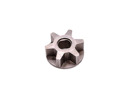 Koło zębate do pilarek P818 Partner w kolorze metalicznym, wykonane z duraluminium. Ujęcie frontalne, produkt leżący. Widoczne żeberka i otwór w centrum, brak napisów. Idealne do zastosowań w narzędziach.