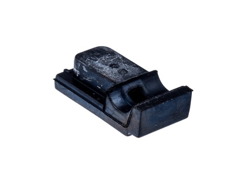 Uszczelka pompy oleju do pilarki Husqvarna, czarna, gumowa. Produkt leży na boku na białym tle, widoczna struktura i detale mocowania po jednej stronie. Brak innych elementów i wymiarów.