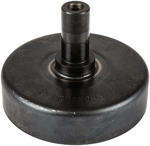 Bęben wykaszarki 143 RII/236R Husqvarna, metalowy, okrągły, czarny z centralnym otworem. Widok z góry, leżący na płaskiej powierzchni. Z widocznym elementem mocującym w środku, przeznaczony do montażu w urządzeniach ogrodniczych.