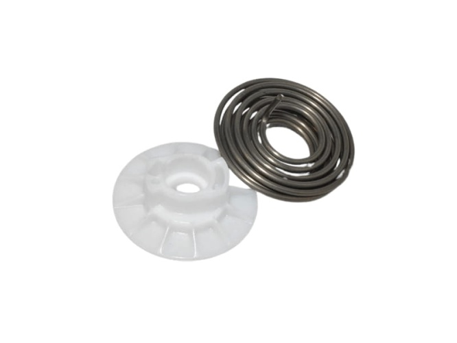 Metalowa sprężyna rozrusznika do kosy Husqvarna 323R w kształcie koła, z białym plastikowym elementem z otworem i żebrami, częścią mechanizmu, na jednolitym tle.