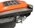 Silnik HS 166AE do kosiarki Husqvarna, widok z boku. Czerwono-szara obudowa z teksturowanym wykończeniem, widoczne logo. Na obudowie etykieta z informacjami technicznymi. Przycisk paliwa z przodu, konstrukcja horyzontalna.