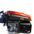 Silnik HS 166A do kosiarki Husqvarna, widok z boku. Czerwony metalowy korpus z szarym deklem. Widoczne uchwyty oraz etykieta bezpieczeństwa. Silnik z wyraźnymi otworami wentylacyjnymi, montowany na podłożu. Metalowe detale i faktura stali.