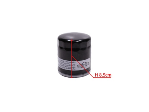 Filtr oleju traktora długi Briggs&Stratton, cylindryczny, w kolorze czarnym, o wysokości 8,5 cm. Widoczny napis na boku zawiera specyfikacje produktu. Ujęcie frontalne, z perspektywy stojącej, na jednolitym tle.