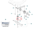 Adapter noża do kosiarki Husqvarna LC 347V/LC 353VE, widoczny w zbliżeniu, w kolorze szarym, z okrągłym kształtem i wyraźnymi oznaczeniami. Produkt zamontowany, z wyraźnymi detalami mocowań. W tle schemat złożenia kosiarki, na jasnym tle.