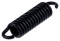 Sprężyna sprzęgła do wykaszarki Husqvarna 443RB/541RB w kolorze czarnym, wykonana z metalu, z charakterystycznym spiralnym kształtem i zapięciem na końcach. Ujęcie z boku, ukazujące całą długość sprężyny.