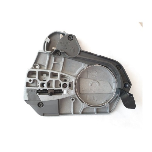 Zespół hamulca i pokrywa sprzęgła pilarki Husqvarna 562XP, jasnoszary plastik, bok, złożona pozycja. Widoczne detale mocowania i logo, na białym tle podkreślającym szczegóły.