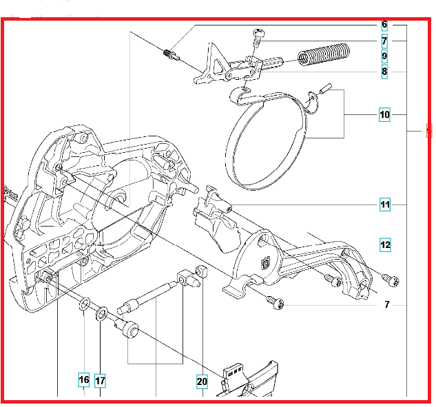 Zespół hamulca/pokrywa sprzęgła pilarki Husqvarna 562XP w kolorze czarnym, wykonany z tworzywa sztucznego. Widok z boku, zbliżenie na detale mocowania i otworów. Produkt leży na jednolitym tle. Elementy montażowe i sprężyny widoczne w zestawie.